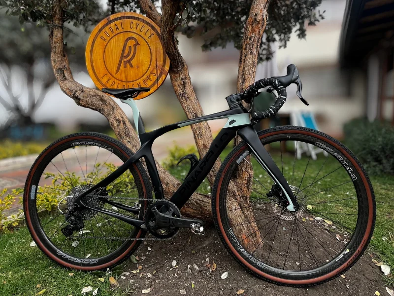 Bicicleta de gravel Pinarello Grevil+ disponible para alquiler en Rural Cycle