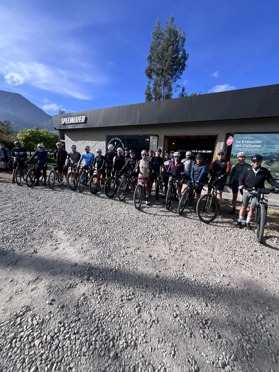 Grupo de ciclistas listos para salir en el punto de partida del Pantano de Martus Gravel Pack