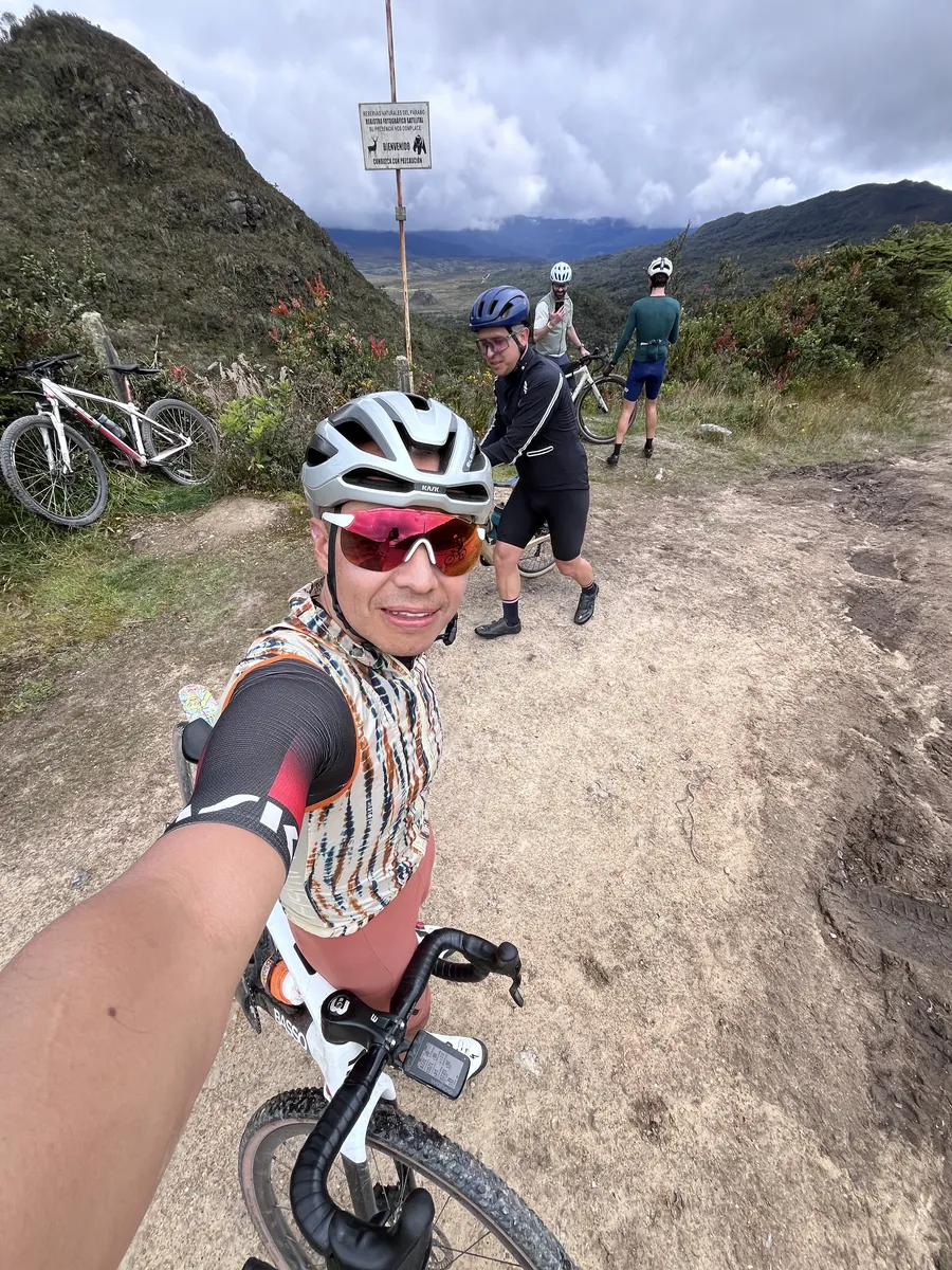 Ciclista tomándose una selfie en un camino de páramo durante el Pantano de Martus Gravel Pack