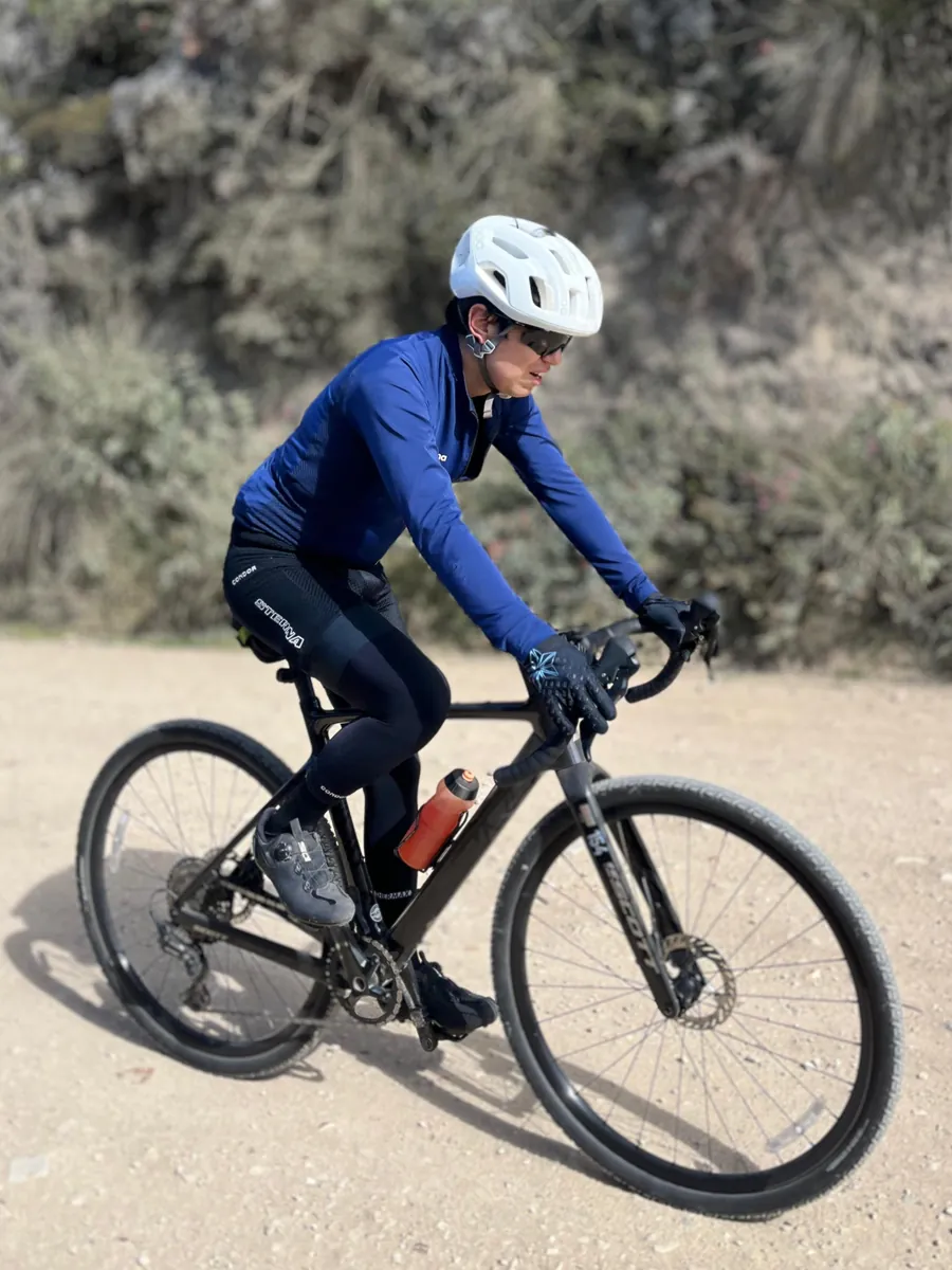 Ciclista con maillot azul en su bicicleta de gravel durante el Pantano de Martus