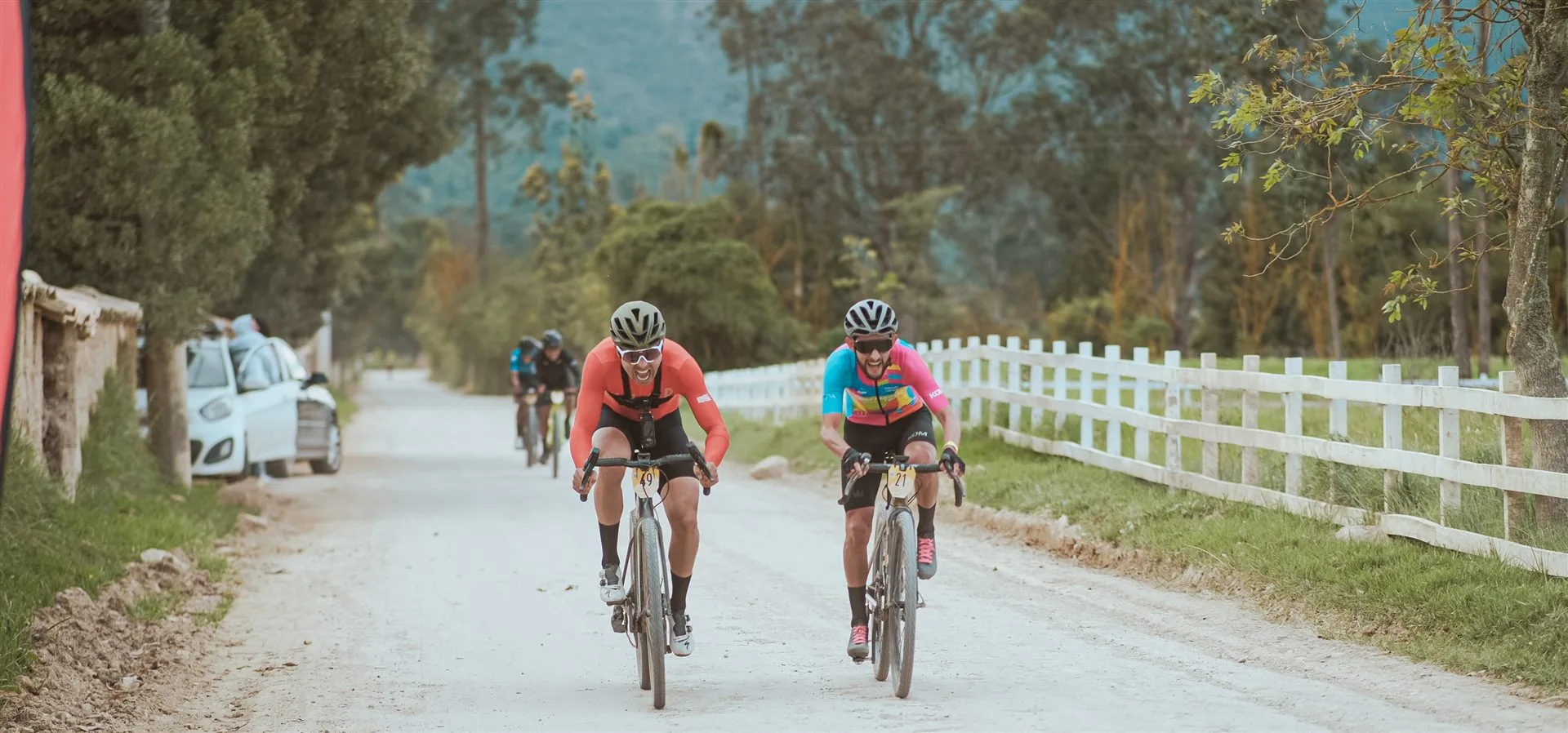 Ciclista rodando en bicicleta de gravel por los caminos rurales de Suesca, Cundinamarca