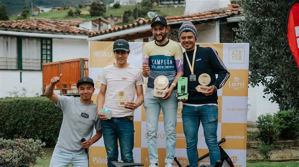 Podio de ganadores del Rural Gravel Tour 2024, carrera de Rural Cycle en la Sabana de Bogotá