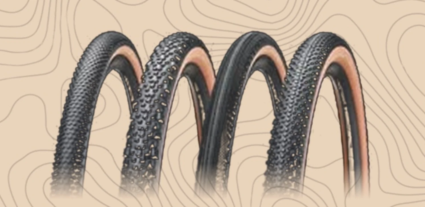 Cuatro neumáticos de gravel con diferentes tacos y flancos color canela, de anchos distintos